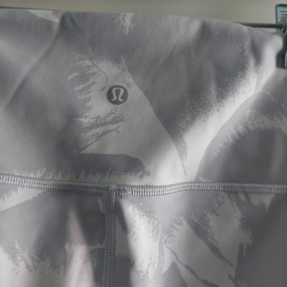 Lululemon Speed Up Tight 28" *Full-On Luxtreme Flower Pop White Silver Lilac | 6 - Picture 8 of 10